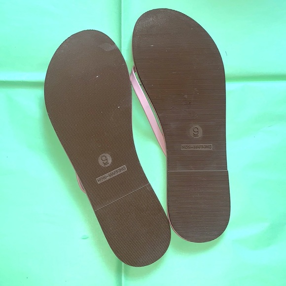 ✨NWOT✨ Basic Flip Flops 🩴 - Picture 4 of 4